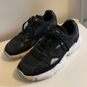 Svarta falcon skor - Svarta adidas skor i modellen falcon. Använda i helt okej skick, storlek 41 1/3