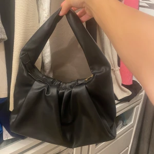 Väska  - En helt oanvänd väska med bra utrymme! 