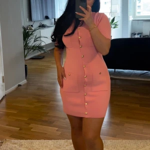 Rosa klänning från Zara - Använd en gång. Strl M 