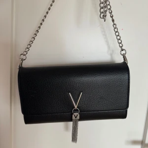Valentino väska  - Såå snygg valentino väska som aldrig är använd, köpte den för ca 1,5 år sedan eller mer men har inte kommit till användning💕 kan även tänka mig byta mot en ocarina valentino💕 