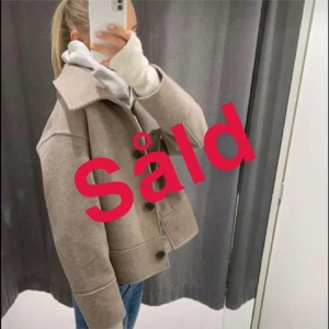 Kappahl jacka  - En mysig höst jacka från Kappahl som har den perfekta fina färgen. Den är i storlek M och sitter väldigt fint på! 🍁💗 