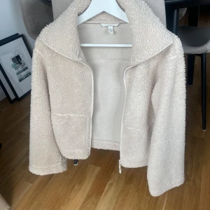 Teddyjacka  - Eftertraktade teddyjackan från hm i storlek xs