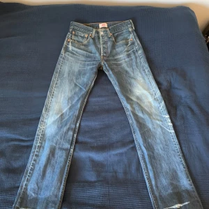 Levi's 501 jeans - Levis 501 31/34. Jeansen är i bra skick men lite slitna längst ner då de varit uppvikta men annars bra skick.