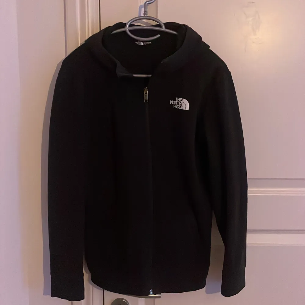 Säljer denna snygga zip hoodie från The North Face, den är i bra skick skulle säga 8/10, passar dig som är runt 170, kom pm om någon fråga. Hoodies.