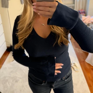 Ribbad topp  - ribbad långärmad topp med v ringning och puff ärmar, använda nån enstaka gång så i fint skick, står strl L men liten och passar M och S, 149kr