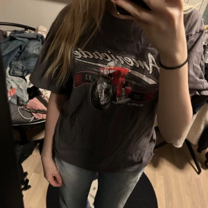 grå vintage tshirt - grå tshirt med coolt tryck🎀 storlek M! hör av dig vid frågor/prisförslag❤️