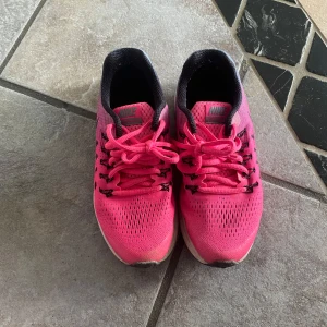 Rosa Nike sneakers - Säljer ett par snygga rosa Nike sneakers!