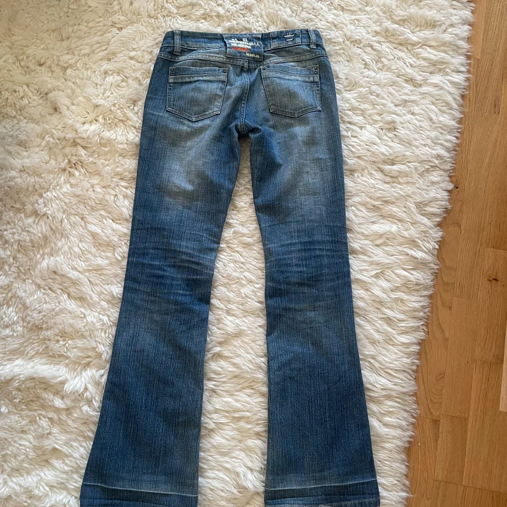 Säljer ett par snygga blå jeans från Diesel i bra skick. Lågmidjade och bootcut, slitna där nere men inget man tänker på, ej orginalknapp men fortfarande snygga. Midjemått 40cm, innerbenslängd 84cm, skicka prisförslag!. Jeans & Byxor.