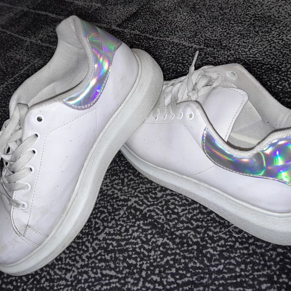 Vita sneakers med holografisk detalj - 91