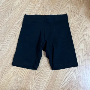 Svarta cykelshorts - Säljer ett par svarta cykelshorts i mycket bra skick. De är perfekta för träning eller en avslappnad dag. Materialet är stretchigt och bekvämt, vilket ger en tight passform. Passar bra till både sommar och vår.