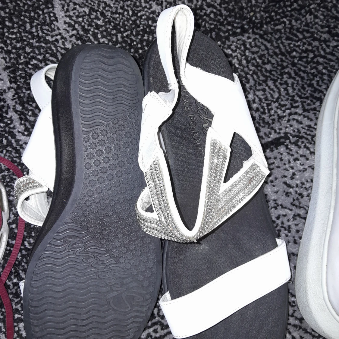 Vita sandaler med glittriga detaljer