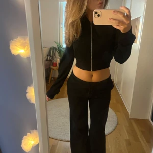 Svart croppad hoodie❤️ - Säljer min svarta croppade hoodie i nyskick, använd ca 2 gånger. Den har en dragkedja framtill, luva och långa ärmar. ❤️ storlek Xs men passar även S! nypris 180kr