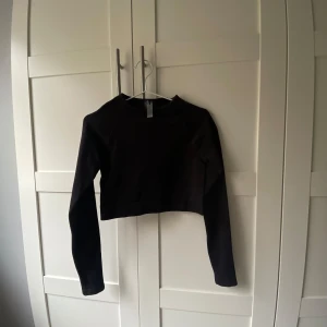 Svart croppad träningströja - Jag säljer en croppad träningströja som inte kommit till andvändning. Köpte den för c ett år sen men tyckte inte att den passade. 