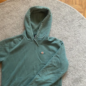 Dickies Hoodie - Riktigt skön turkos Dickies hoodie i storlek s. Väldigt bra skick! Skriv om du har frågor eller vill ha fler bilder‼️‼️