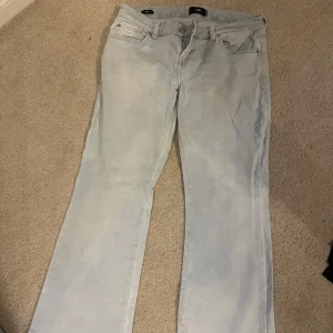 Ljusblå jeans från LTB - Säljer ett par bootcut low waist ljusblå jeans från LTB i bra skick. Som är efterfrågade 