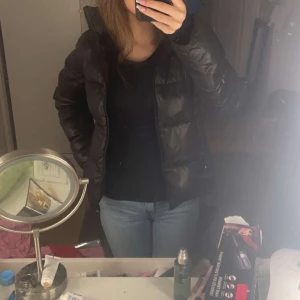 Svart pufferjacka från Calvin Klein Jeans - Säljer en fin calvin klein jacka i storlek xs❤️ har en luva i bra storlek och fickor med dragkedja, 600kr men pris går att diskuteras❤️