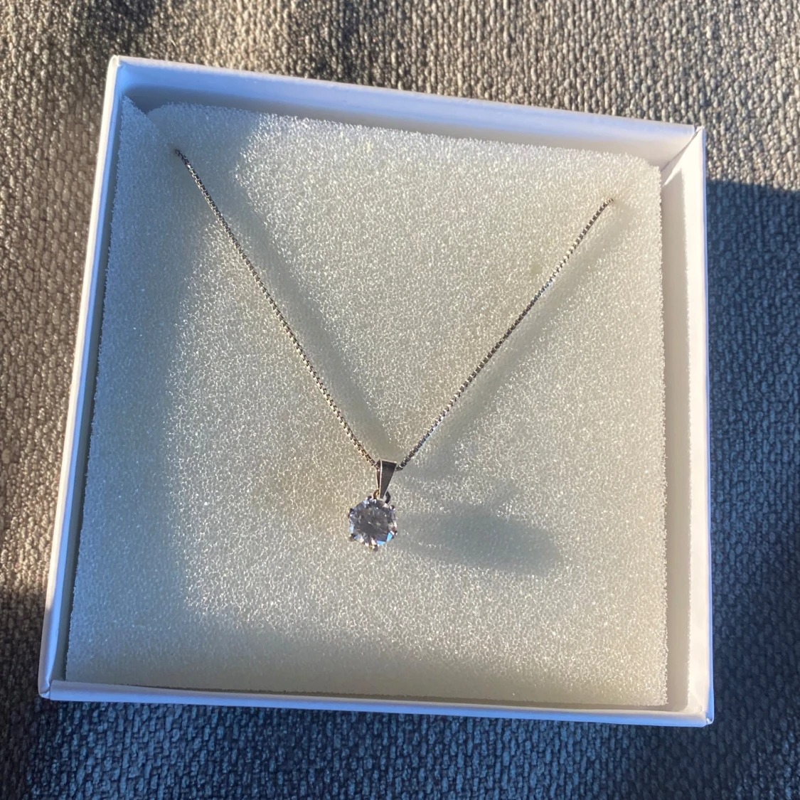 Silverhalsband med glittrig sten - 90