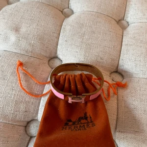 Rosa armband - Kom gärna med prisförslag, säljer då den aldrig kommer till användning💖💖