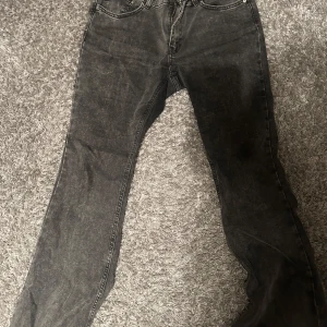 Gina Tricot Perfect Jeans - Low Waist jeans från Gina i storlek 38 säljer på grund av att dem inte kommer t användning, har använt ett fåtal ggr men inget tecken på de. Ända är att jag har klippt bort storleks lappen💕