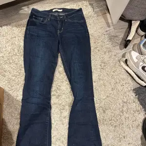 Lågmidjade bootcut jeans ifrån levis, jätte bra skick! Knappt använda