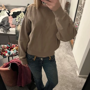 Sweatshirt från Dagmar ✨💖 - Säljer en supermysig beige sweatshirt från Dagmar i storlek XS ❤️Tröjan är i mycket bra skick och såå skön!! Om ni har frågor får ni gärna kontakta mig♥️pris går att diskutera vid snabb affär🥰