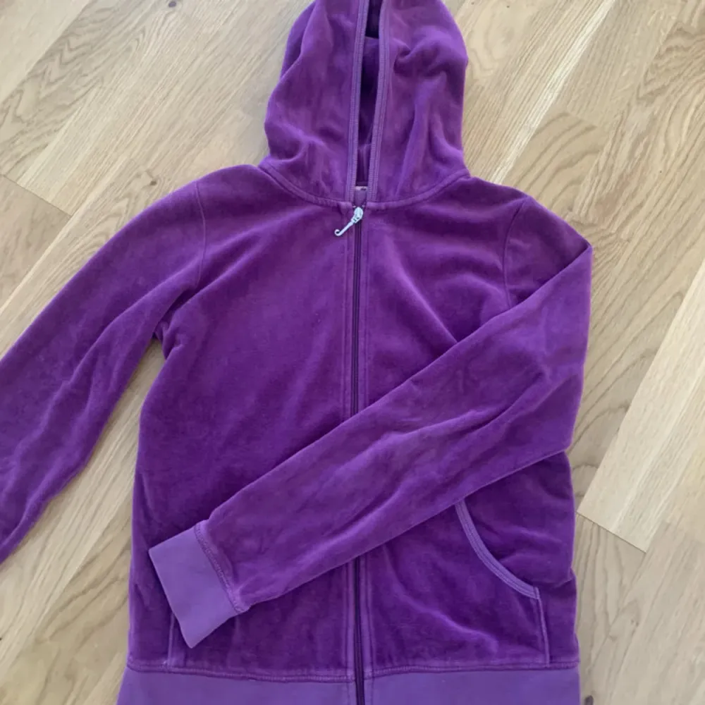 En jätte cute vintage juciy zip up tröja som säljs för behöver pengar och andvänds inte (lånade bilder skriv privat om du vill ha fler bilder). Tröjor & Koftor.