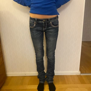 Miss Me low waist jeans st 25 signature straight - Mycket fint skick Low waist Miss Me jeans, innermått ben 83 cm. Snygga detaljer. Nypris kring 2000kr