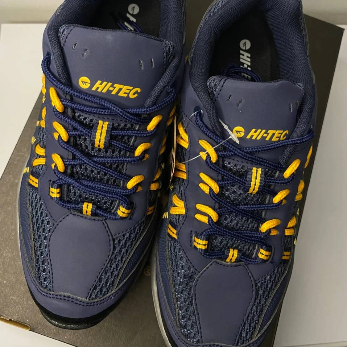 Blå och gula sneakers från Hi-Tec - 90