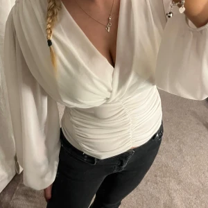 Vit blus  - Så himla fin blus, aldrig använd. Bilderna är lånade så om du vill ha egna bilder hör av dig🤗💖
