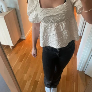 Vit blus med puffärmar - Säljer en superfin vit blus med puffiga kortärmar och öppen rygg. Köpt på H&M i våras och säljer då den andvänds alldeles för lite. Storlek xxs men passar mig som har strl xs/s. Kontakta för fler bilder. 