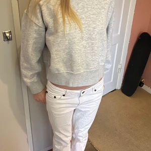 Hoodie  - Säljer en supermjuk och bekväm grå croppad hoodie från zara