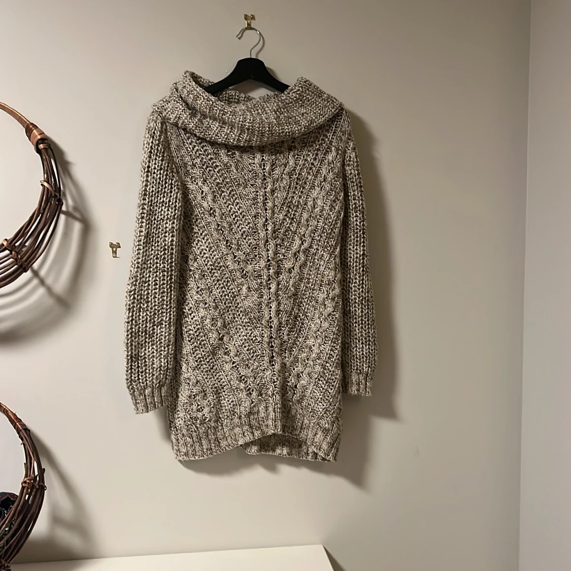 Beige stickad tröja från H&M