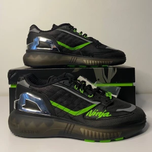 Adidas ZX 5K Boost Kawasaki - Snygga Adidas ZX 5K Boost i samarbete med Kawasaki. Skorna är svarta med coola gröna detaljer och har en futuristisk design med silverinslag. Perfekta för dig som vill sticka ut! De kommer med extra gröna skosnören. Helt nya och oanvända, redo för nästa äventyr!