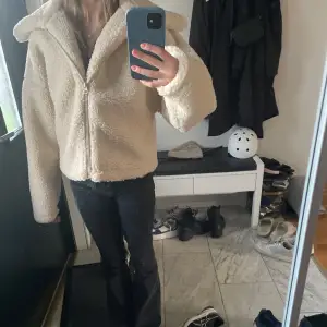 Mysig beige teddyjacka med dragkedja framtill. Perfekt för höst och vinter. Bra skick