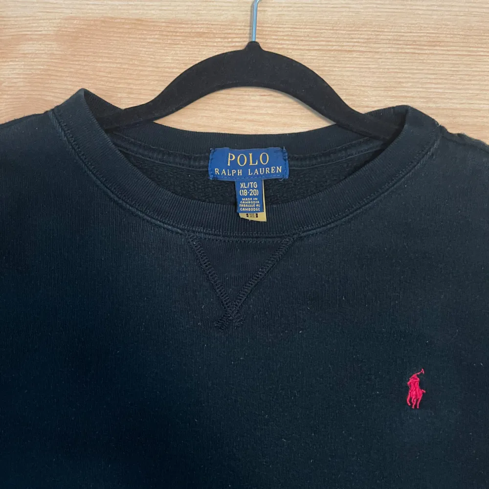 Hej! Säljer en fin Ralph Lauren sweatshirt | Fint skick utan skador eller fel på den | Stl XL i barn 18-20 passar som S-M | Äkta och authenticated ✅nypris på denna är 1500kr+ | Skriv för mer ☺️pris är inte hugget i sten 🪨 byten kan tas 👍🏻. T-shirts.