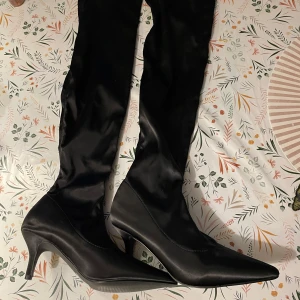 Svarta Overknee stövlar  - Svarta långa knä skor som behöver en ny ägare. Aldrig använts bara provats! 