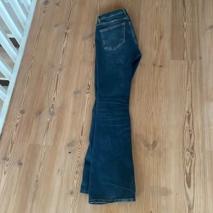 blåa jeans  - blåa jeans från gina som jag aldrig använder och därför säljer jag dom. fint skick 