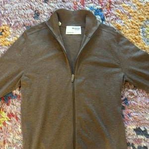 Beige fullzip från selected homme  - Säljer en stilren beige fullzip från Selected Homme i mycket bra skick. Nypris 799kr