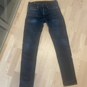 Mörkblå jeans från G-Star RAW - Säljer ett par snygga mörkblå jeans från G-Star RAW i modellen slim. De är i väldigt bra skick. Perfekta för både vardag och fest!  Storlek 30 i midja och 36 i längd (30/36). Skriv privat för fler bilder eller mått. Pris kan diskuteras