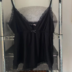 Super söt topp från Nelly!  - Säljer detta populära linne från Nelly. Jätte sött och perfekt för utgångar! 