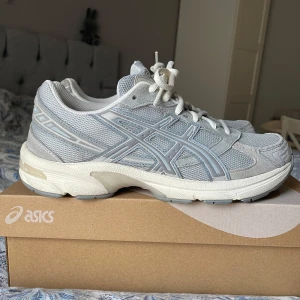 ASICS GEL-1130 - Färg:  Piedmont Grey/Sheet Rock. Storlek 40.5. Köpt för 1300kr, säljer för 500kr. Färgen/sulan/skol överlag fortfarande fin men det har blivit ett litet hål vid sidan av hålen vänstra skon, men det är inget som märks av/känns när man bär skorna. Annars fint skick. *Har kvitto kvar 