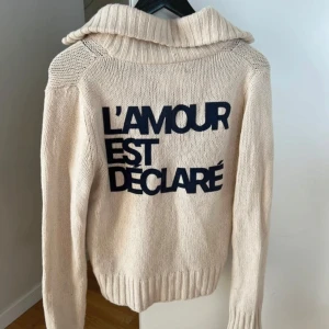 Zadig Voltaire tröja  - Säljer snyggaste koftan från Zadig Voltaire! Storlek S men passar Xs-M ❣️bra skick! Nypris ca 5000kr, mitt pris 850😊