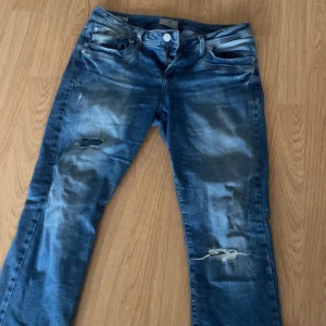 Blå Ltb Valerie jeans med slitningar - Säljer nu mina blåa Valerie Ltb jeans med hål i. De är använda men fortfarande i bra skick. Skriv för fler bilder eller frågor 