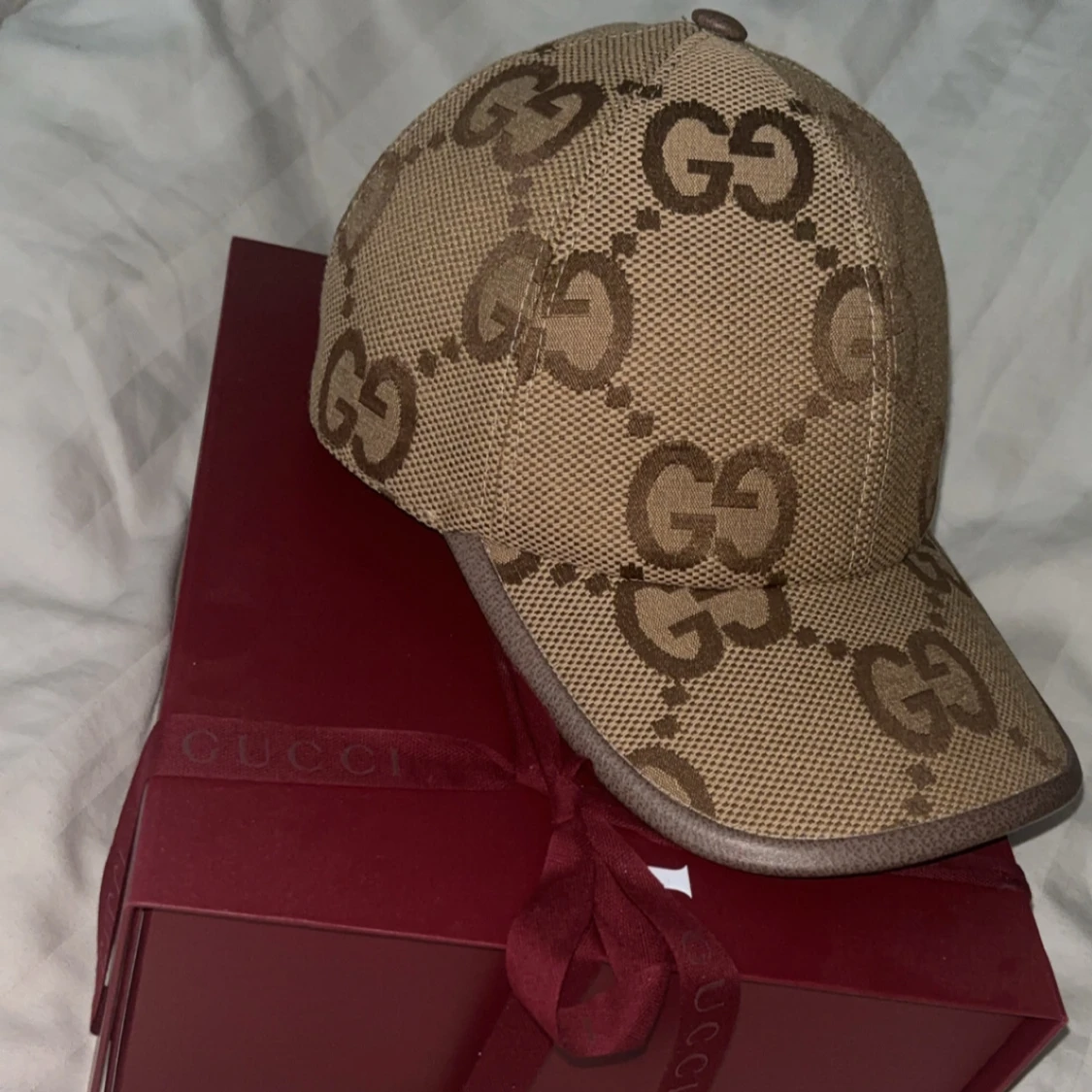 Beige keps från Gucci