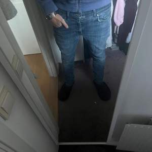 Ett par Evolve Slim Fit Jeans från Tiger Of Sweden. Endast lite deffekt på bruna badgen annars som nya. Jag är 185cm lång och de passar bra. Storlek 32/34. Nypris 1600kr mitt pris 550kr eller bud. 