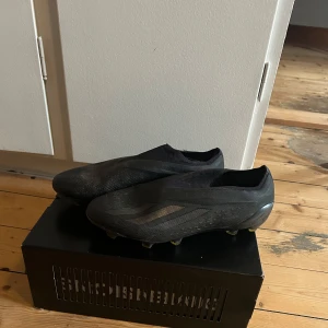 Svarta fotbollsskor - Säljer mina adidas x speedportal +. Skick är 8/10 knappt använda bara lite smuts. Hör av dig vid frågor👍