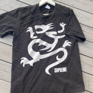 Supreme x mobb deep t-shirt - Najs villan mellan  supreme och rappgruppen mobb Deep från F/W 22