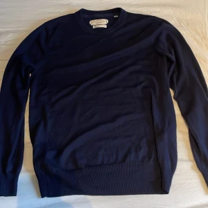 Merinoull tröja  - Tjena. Säljer nu denna tröjan från These glory days därför att den är för stor. Den är snålt använd och därför bra skick. Det ändå är att den är nopprig som man lätt tar bort. Den är köpt på volt för ca 1199. Mitt pris 499 men det är såklart diskuterbart. Mvh Otto