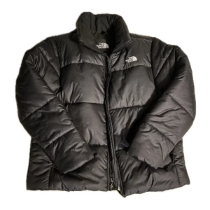 Svart jacka från The North Face - Säljer en svart jacka från The North Face i storlek XL. Den har två fickor på framsidan och en innerficka.  Den är i mycket bra skick. 