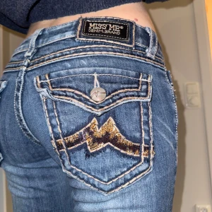Miss me jeans - Säljer dessa jätte coola miss me jeans❤️ Innerbenslängd: 81 cm Midjemått rakt över: ca 38 cm